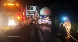 Choque entre pipa de combustible y camión de caja seca paraliza la carretera 200 en La Huerta